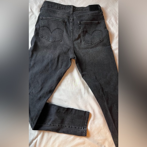 Levi’s 721 High Rise Distressed Jeans - Picture 4 of 7